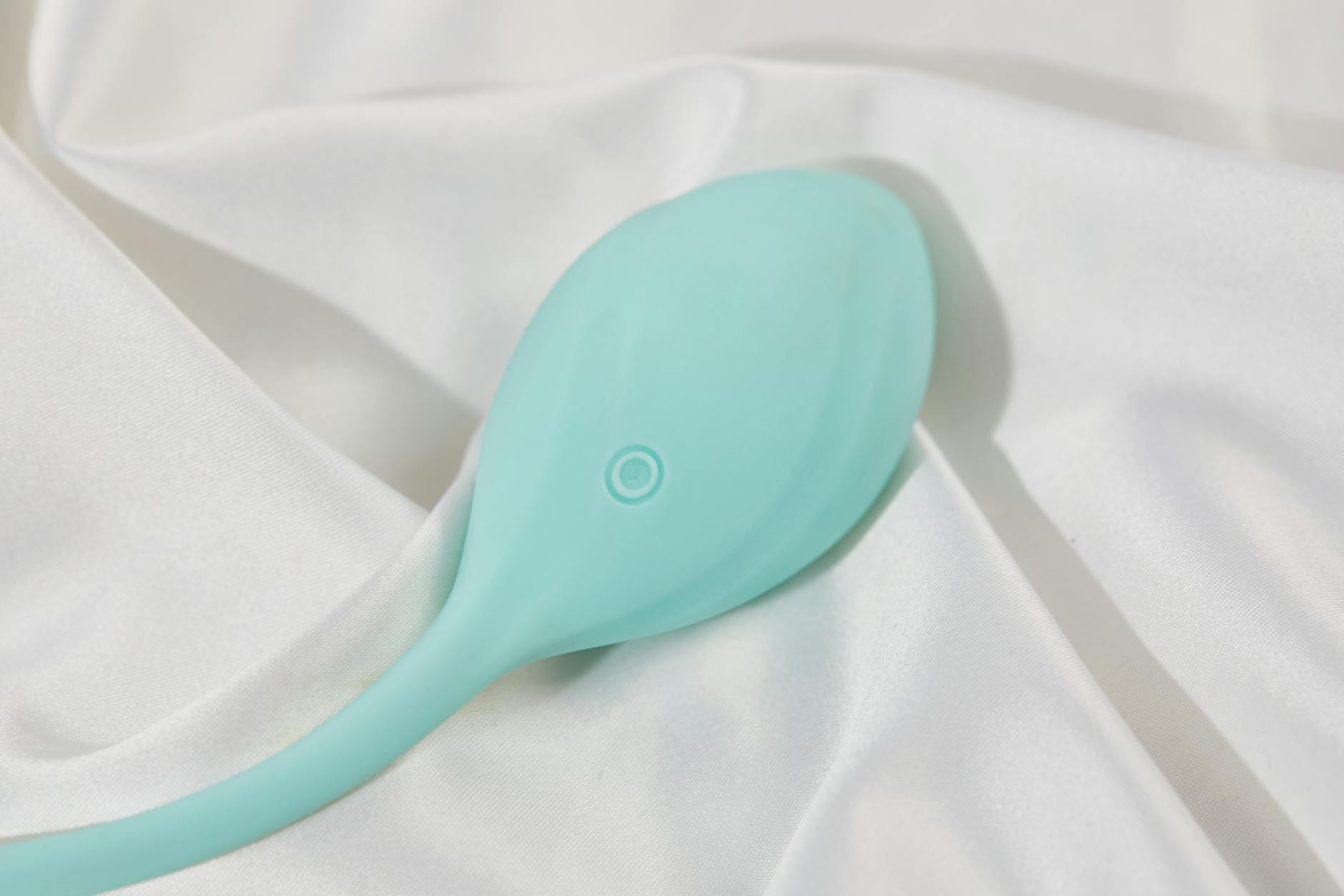 Elegante teal vibrator op zijde, klaar voor gebruik