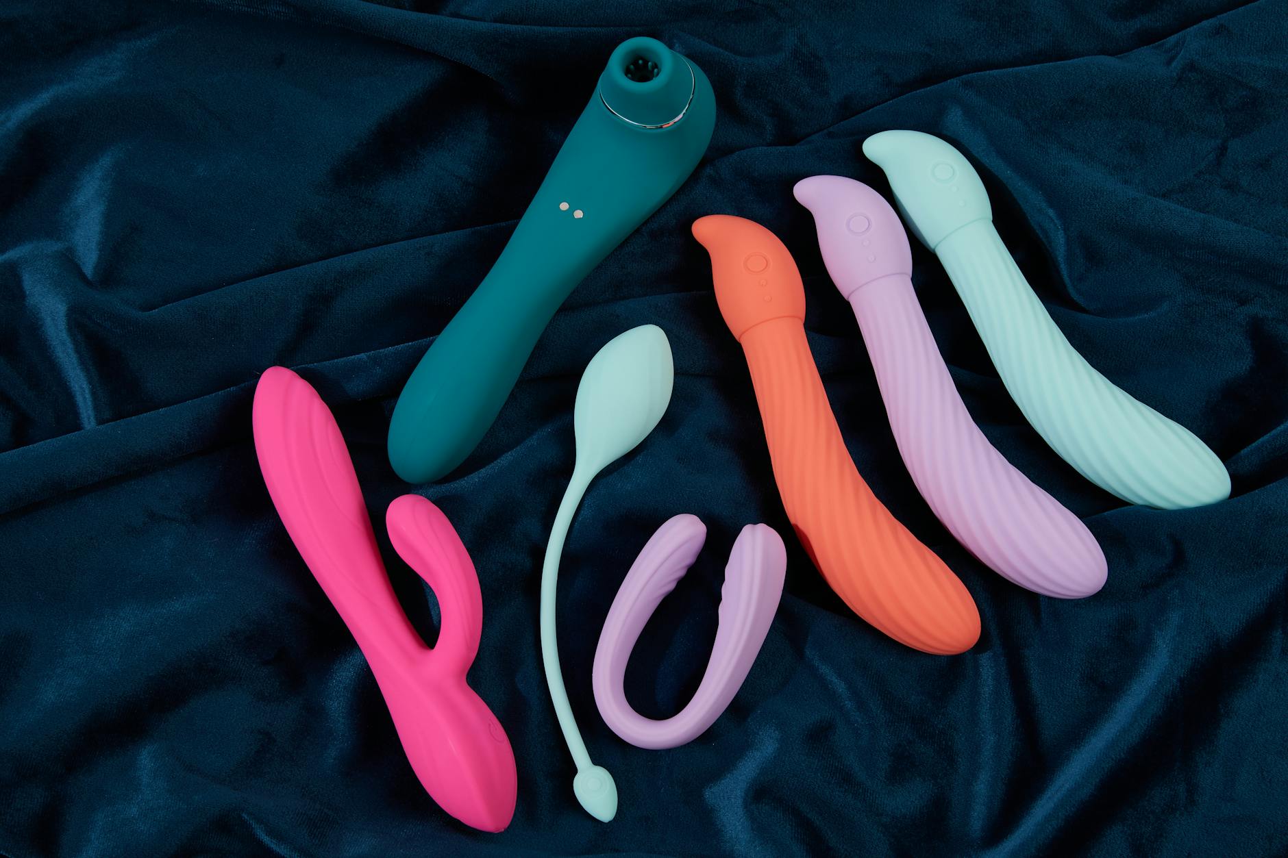 Een koppel dat samen intiem moment deelt met een vibrator, wat modern genot en partnerverbinding symboliseert.