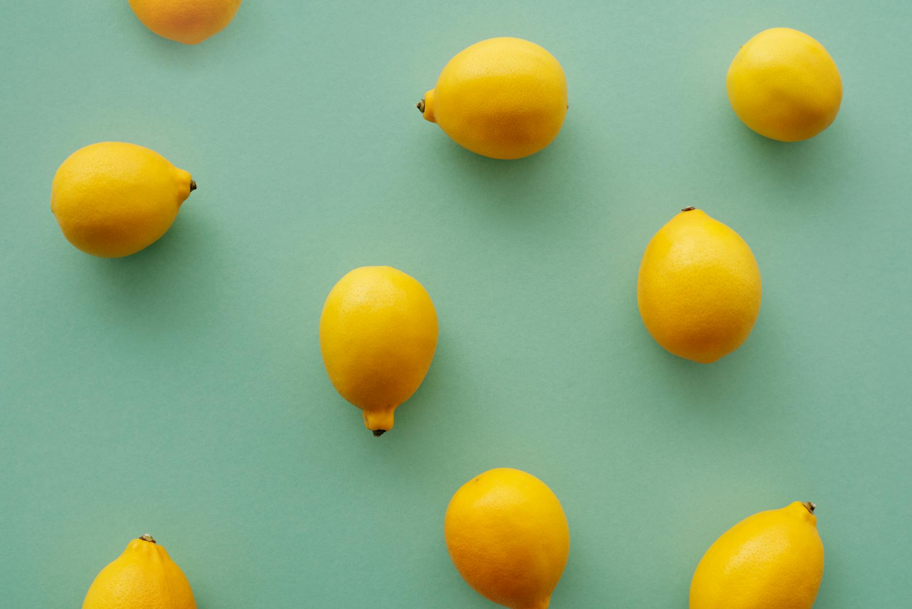 Handen houden een blauwe persoonlijke massager tegen een gebreide trui.
