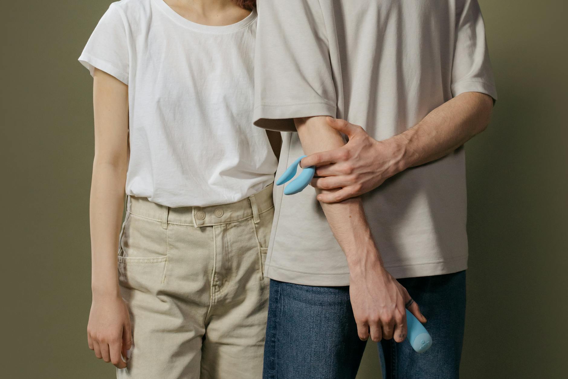 Koppel dat samen staat en een citroenvibrator vasthoudt, symboliserend voor moderne intimiteit