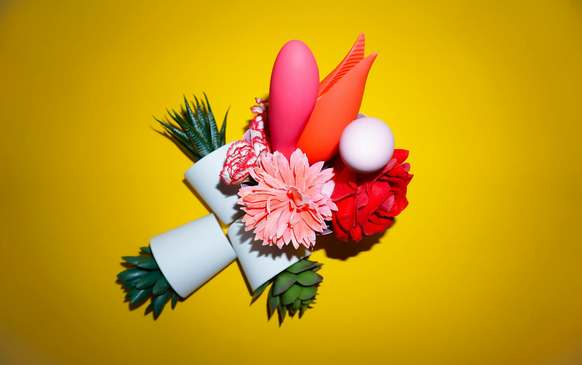 Vrouw houdt roze clitorale vibrator vast tegen minimalistische achtergrond
