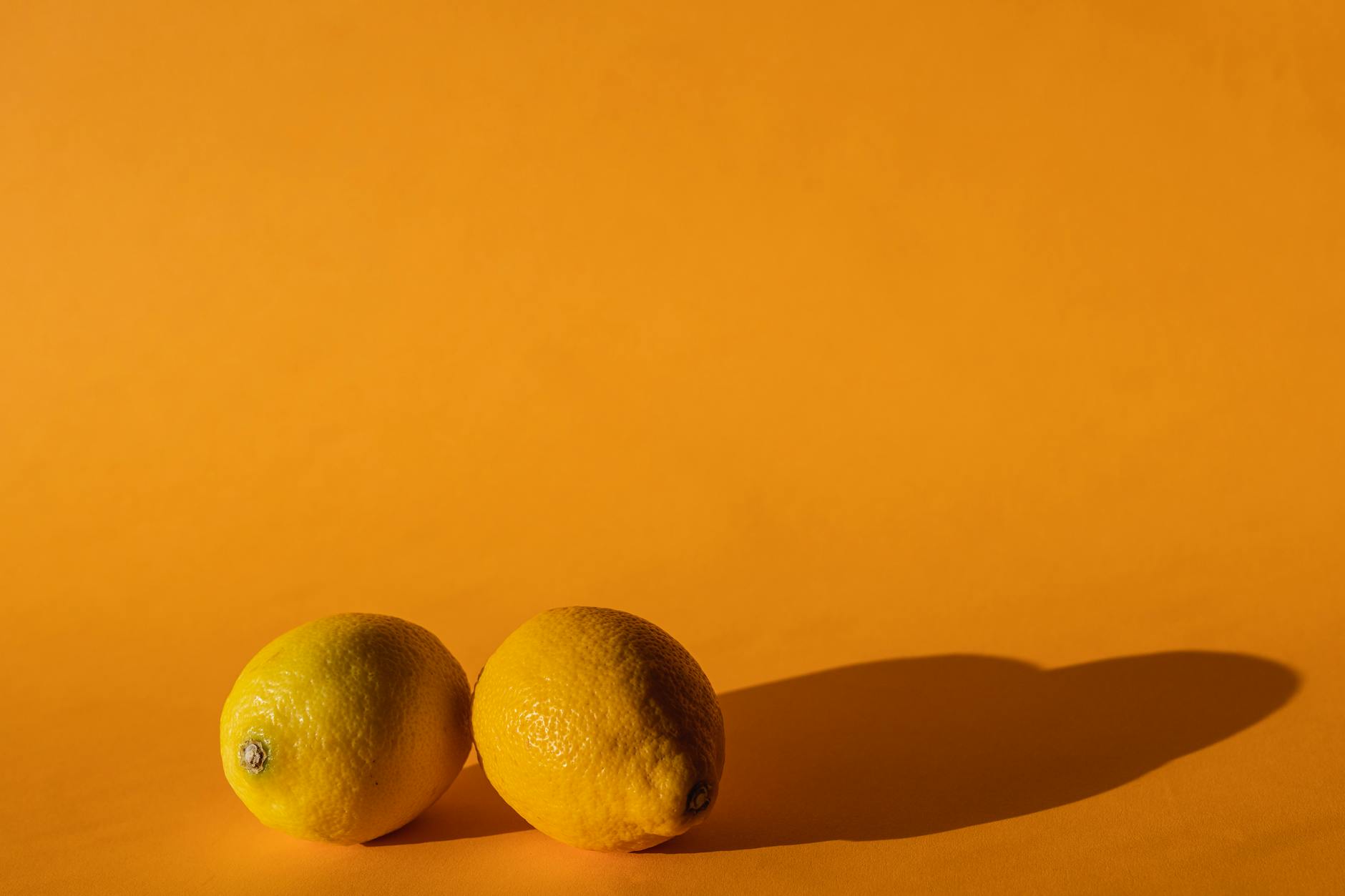 Gele siliconen vibrator omringd door bananen op gele achtergrond